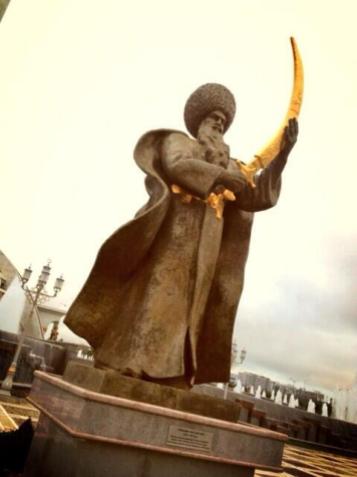 Selçuk Bey heykeli - Sekiz Ayak Parkı - Aşkabat - Türkmenistan